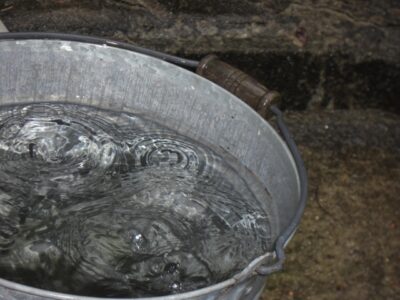【雨漏り修理】自分でできる応急処置と対処法｜横浜市鶴見区 屋根リフォーム・雨漏り修理・外壁塗装の専門店 (株)成田屋商店