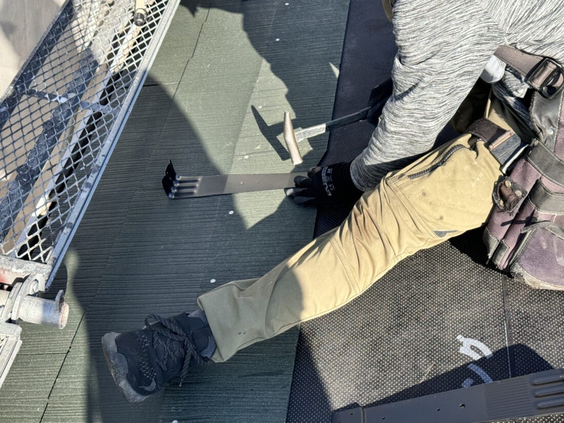 屋根に雪止めは設置した方がいい？雪止めがいらない屋根材も｜横浜市鶴見区 屋根の修理専門店（株）成田屋商店