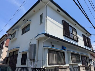 【横浜市】ひび割れ補修跡が目立つモルタルが外壁塗装で美しく生まれ変わりました！ホワイト系の施工事例｜横浜市鶴見区 成田屋商店