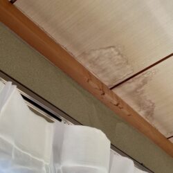 外壁から雨漏りの原因とコーキング補修方法、窓サッシ・庇まわりの事例紹介｜横浜市鶴見区 雨漏り修理・屋根修理専門店（株）成田屋商店