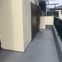 ベランダ防水の劣化サインとは？ひび割れやコケ・汚れの原因も解説｜横浜市鶴見区 雨漏り修理専門店（株）成田屋商店