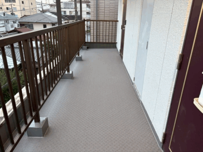横浜市でアパート外廊下のシート防水張り替え施工事例｜雨漏り修理・屋根修理専門店（株）成田屋商店