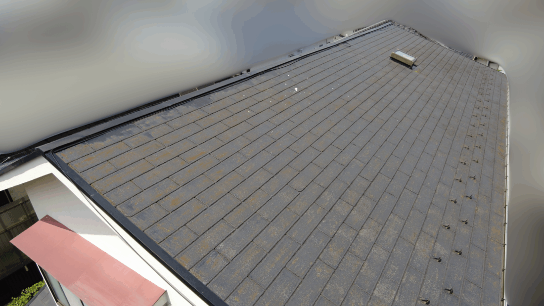 横浜市にて築30年の化粧スレート屋根調査、経年劣化が見られ屋根カバーをご提案｜屋根の修理専門店（株）成田屋商店