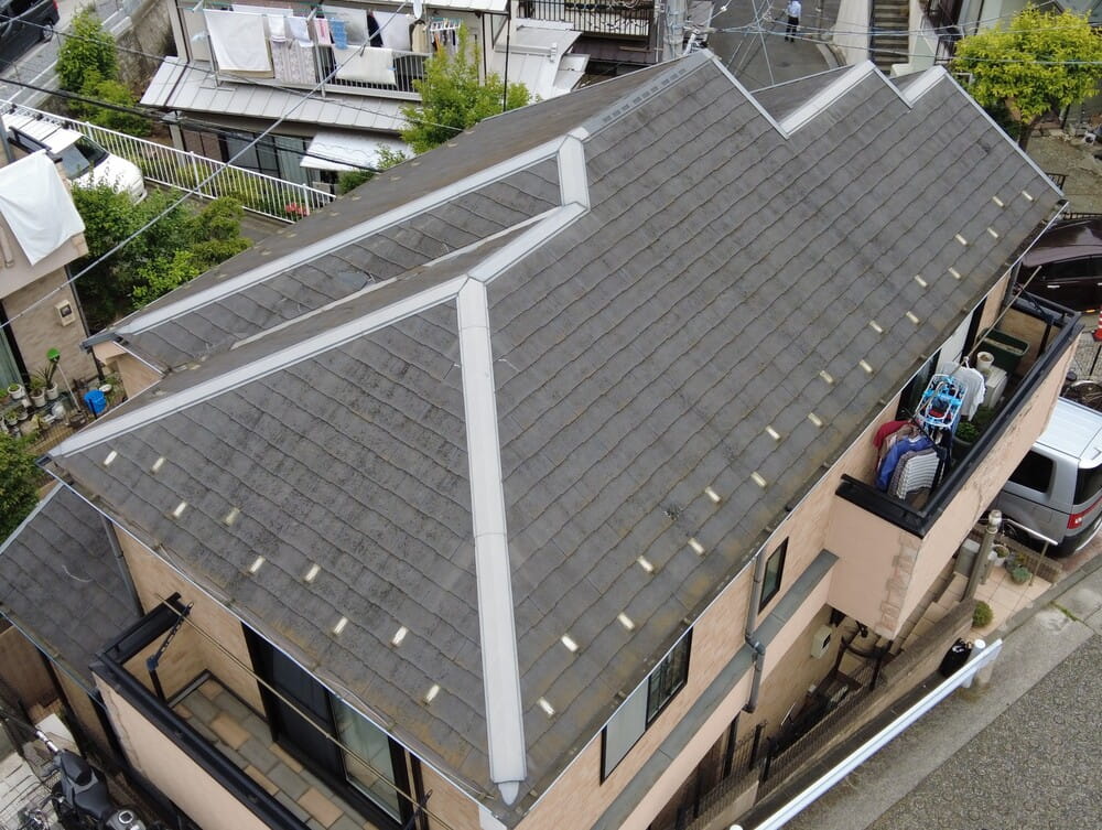 横浜市で劣化したスレート屋根の様子