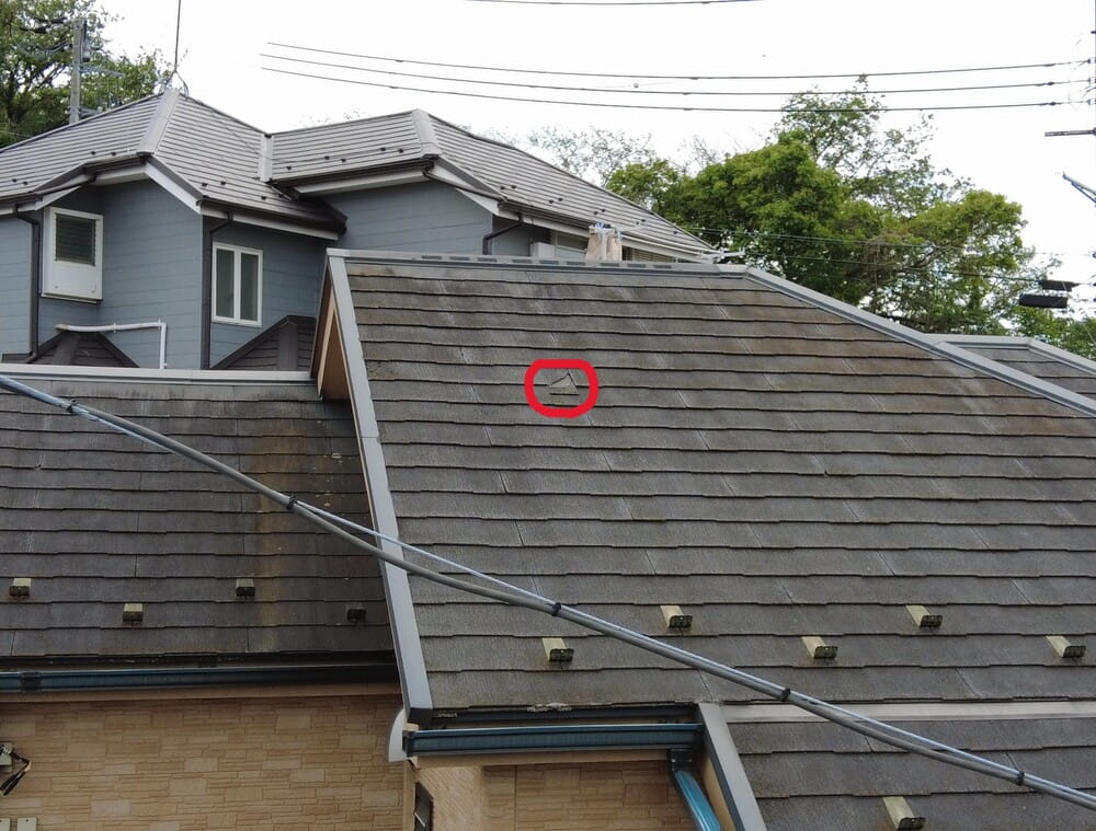 横浜市で劣化したスレート屋根の様子